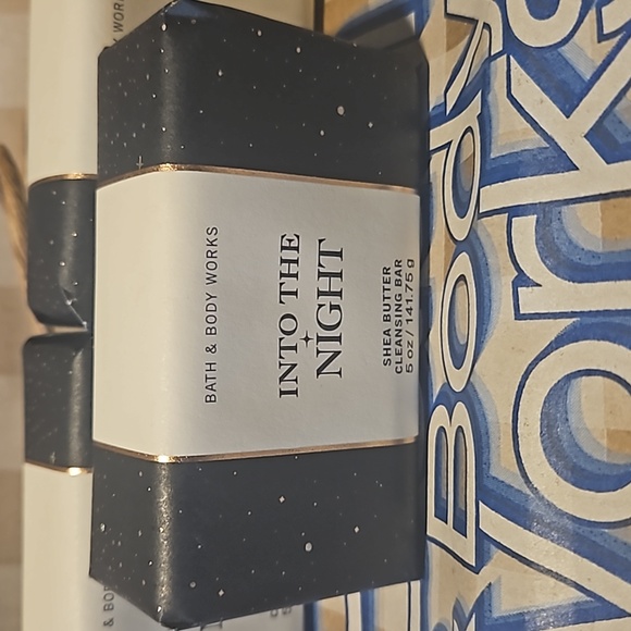 Bath & Body Works Into The Night Soap. - Picture 2 of 4